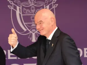 Oceania declares support for Infantino in boost for Fifa president but New Zealand breaks ranks