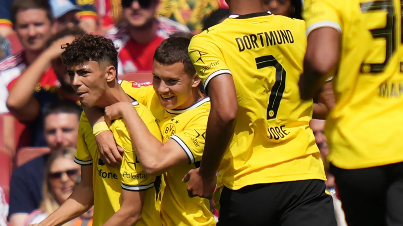 Samuele Inacio put Dortmund in front